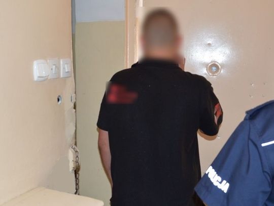 W trójkę pili przy Armii Krajowej. Gdy zobaczyli policjantów, zaczęli ich lżyć. Jeden trafił do aresztu