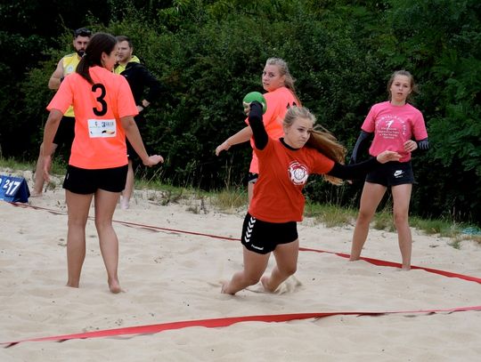 Walczyło 9 drużyn - w szczypiorniaka grali na piasku 