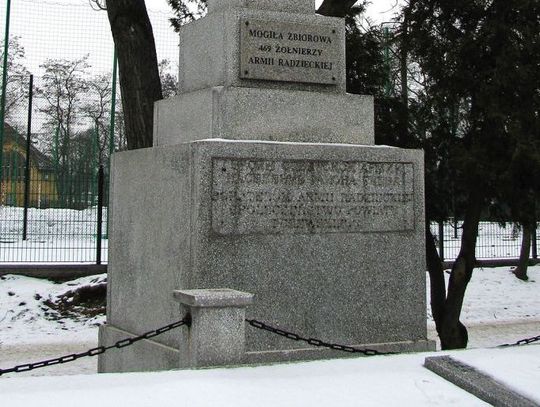 Wandale zniszczyli tablicę na pomniku upamiętniającym radzieckich żołnierzy. Zamazano słowo „bohaterom”