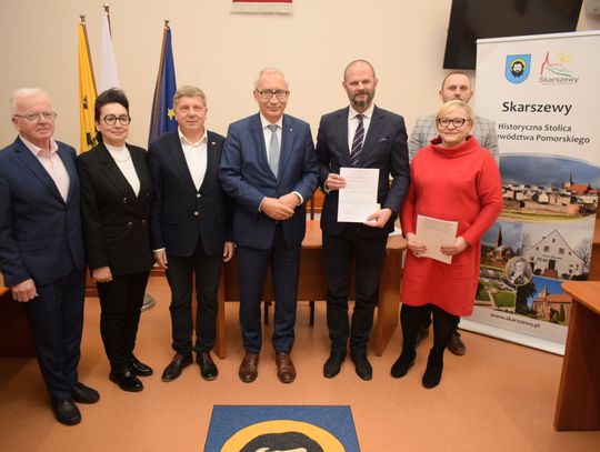 Ważna inwestycja dla mieszkańców Kociewia! Podpisano umowę na budowę krytej pływalni w Skarszewach