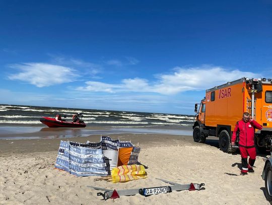 Wchodzą do wody pomimo wysokich fal i czerwonych flag! Od początku lipca utonęło już ponad 30 osób! 