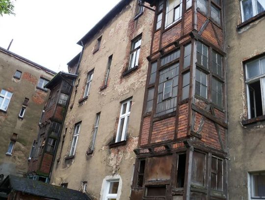 Werandy budynku do... rozbiórki. Tablica poświęcona ks. Pasierbowi do odnowy