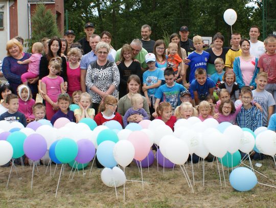 Wesoły piknik koło Domu Dziecka