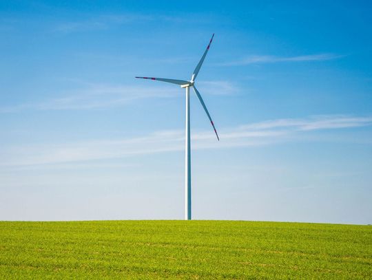 Wiatrak widmo? Czy możliwe, by gmina zapomniała, że na jej terenie stoi taki kolos? Władze zaprzeczają