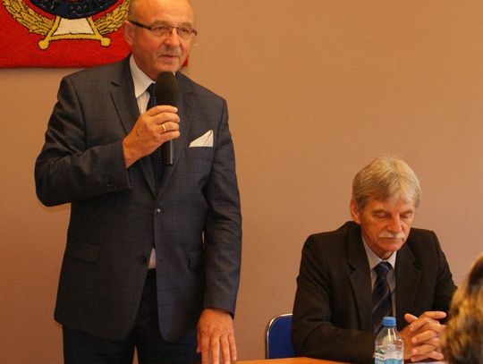 Wicemarszałek przyjechał na sesję. Takiego gradu pytań ze strony radnych się nie spodziewał