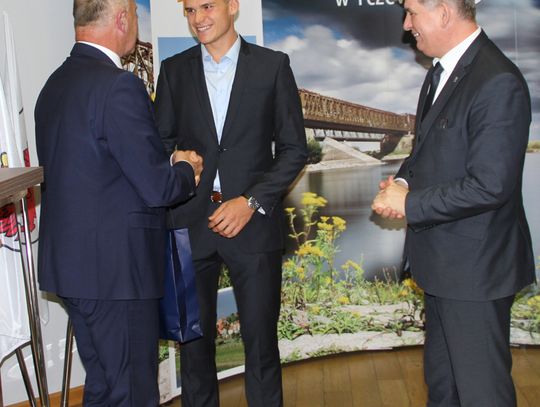 Wicemistrz świata na sesji Rady Miejskiej w Tczewie. Rozdał radnym... klubowe szaliki