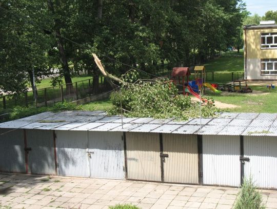Wichura zbiera swoje żniwo. Uszkodzony garaż i samochód