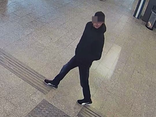 [WIDEO] Czy rozpoznajesz tego mężczyznę? Monitoring utrwalił podejrzanego o kradzież torebki w Tczewie