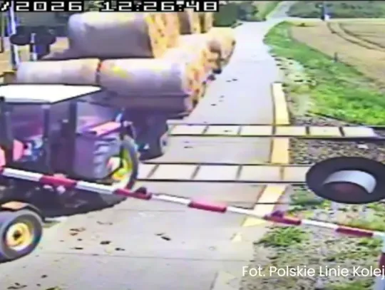 [WIDEO] Pociąg Intercity zderzył się z ciągnikiem w Czarlinie. Ruch kolejowy został wstrzymany