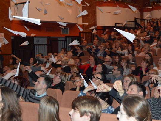 Wieczór poetycko-muzyczny? Tłumy jak na koncercie! I te samolociki... 