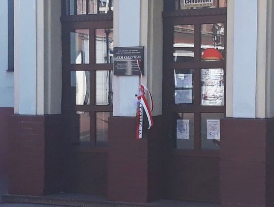 Wieńce pogrzebowe przy pomniku Landowskiego oraz CKiS. Urząd Miasta: nie ma potrzeby ich usuwania