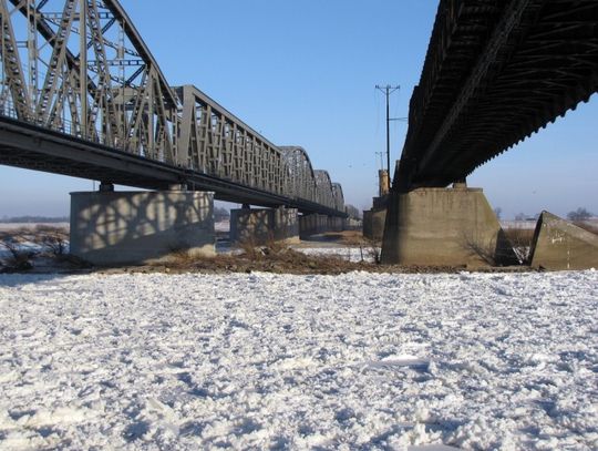 Wisła skuta lodem. Lodołamacze w akcji