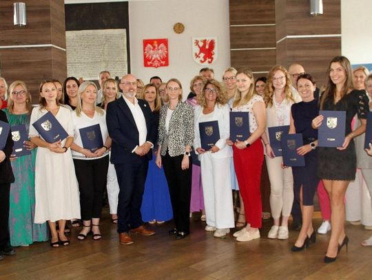 Władze miasta wręczyły 21 nauczycielom awanse na nauczycieli nominowanych
