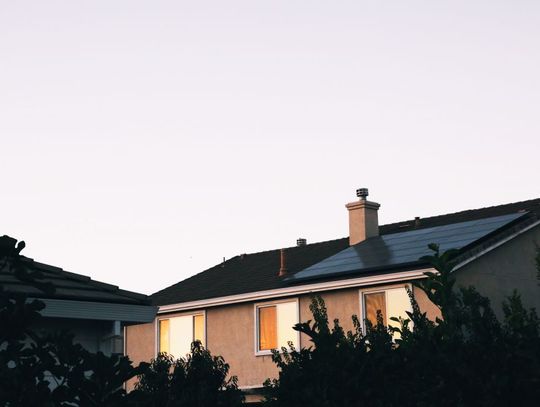 Włóknocement w nowoczesnych projektach domów. Dowiedz się więcej o funkcjach Struktonitu!