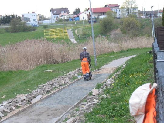 Wnioskowali o remont zniszczonej drogi, zrobiono im... chodnik.  Mieszkańcy interweniują