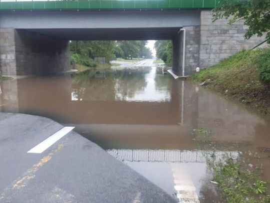 Woda z ulewnego deszczu zalała wiadukt, ul. 30-go stycznia, piwnice...