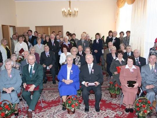 Wspomnienia i… lampka szampana - weselni jubilaci w tczewskim USC