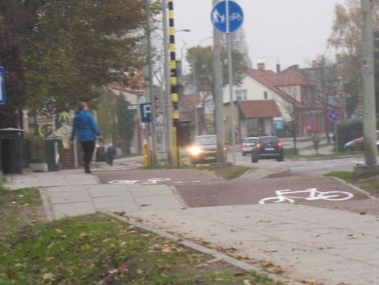 "Wszystko zgodnie z normami". Ale czy praktycznie? To chodnik i ścieżka rowerowa w ul. Armii Krajowej