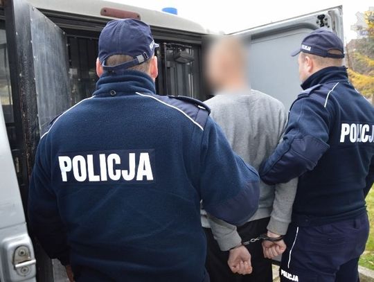 Wtargnął do mieszkania i uderzył 78-latka puszką. Zabrał pieniądze oraz dwie kurtki.