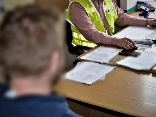 Wybił szyby w mieszkaniu i groził śmiercią. Trafi za kratki?