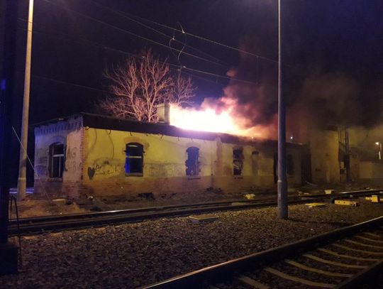 Wybuch ognia w nieużytku spowodował poważną akcję gaśniczą. Wstrzymano ruch pociągów...