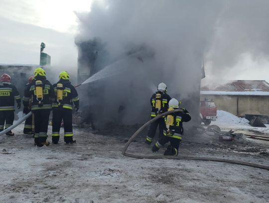 Wybuch ognia w Rajkowach. Spłonął garaż i ciągnik... 