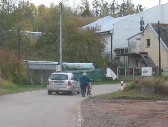 Wyjątkowo niebezpieczne miejsce. Fundusz sołecki „poszedł” na chodnik, którego nie ma… 