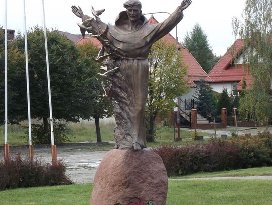 Wykonany z brązu i postawiony przed kościołem. Pomnik św. Franciszka na 30-lecie parafii