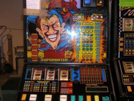 Wynieśli z salonu gier cztery automaty! Akcja na Starym Mieście