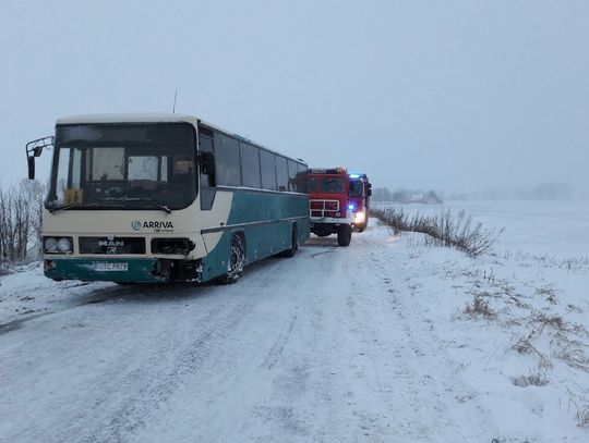 Wypadek autobusu w Walichnowach - jechało nim 13 dzieci