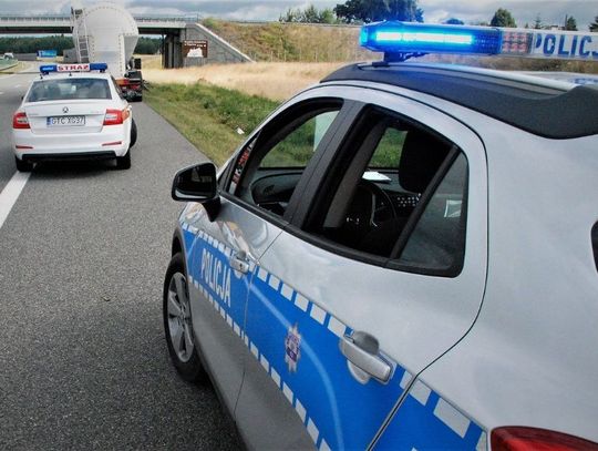 WYPADEK DROGOWY – OSOBÓWKA UDERZYŁA W TYŁ NACZEPY