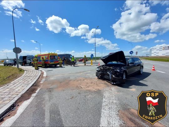 Wypadek na skrzyżowaniu przed autostradą. Ranna trójka dzieci w tym niemowlę