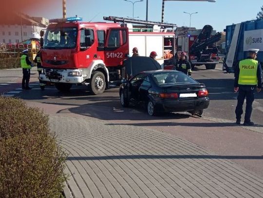 Wypadek na skrzyżowaniu ul. Żwirki z Al. Kociewską. Osobówka zderzyła się ze śmieciarką (ZDJĘCIA)