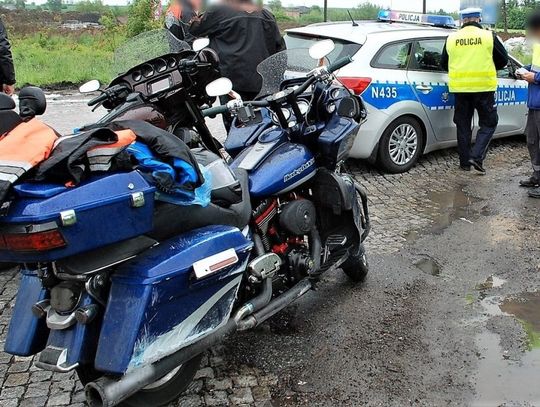 Wypadek w Bałdowie. Motocyklista wpadł pod koła naczepy.