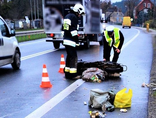 Wypadek z udziałem motoroweru i audi. Podwójne zagrożenie dla kierowców jednośladów