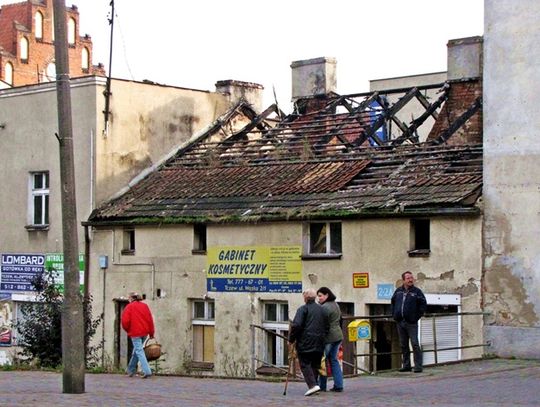 Wypalona ruina straszy w centrum miasta