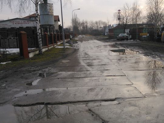 Wyprosili utwardzenie dojazdu do pracy. Wykonano… część drogi