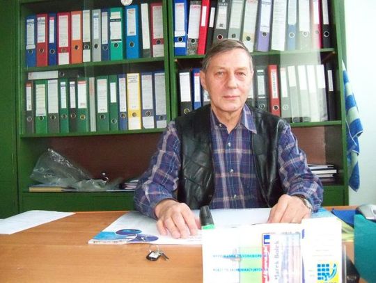 Wysoka woda na Wiśle, czyli... holowanie betonowego pomostu