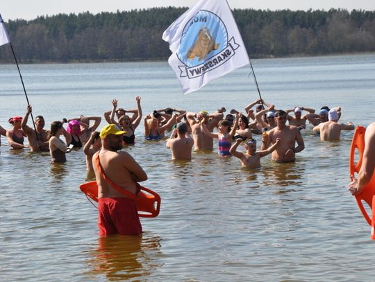 Z finałem w mroźnej wodzie. Morsy pobiegły wokół jeziora Damaszka