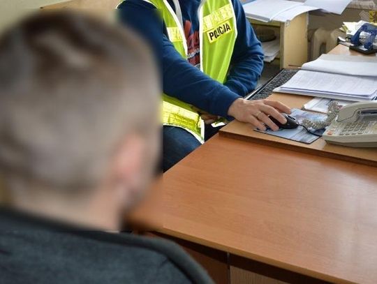 Z głodu włamał sie do domku jednorodzinnego? Gdy go zatrzymywali... jadł kolację