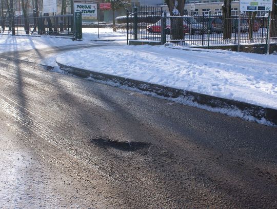 Z przymrużeniem oka. Tam roboty, a tu... Niczym przebiśnieg. Pierwsza dziura w jezdni przy ul. Gdańskiej