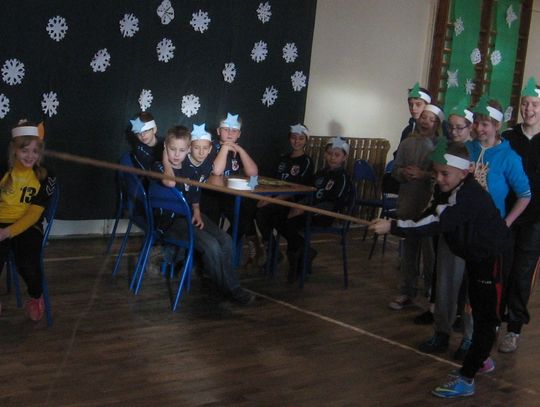 Zabawa i rywalizacja podczas Mikołajkowego Turnieju