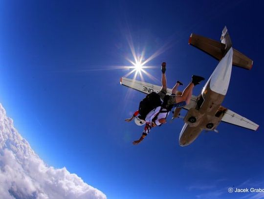 Zaczął się sezon na skoki spadochronowe w tandemie – rezerwuj teraz!