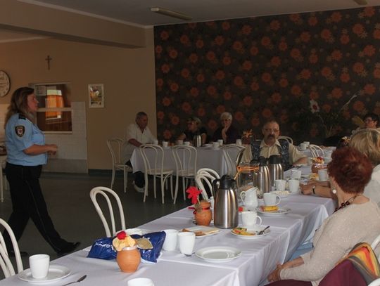 Zagrożenia w codziennym życiu. Straż Miejska na spotkaniu z seniorami