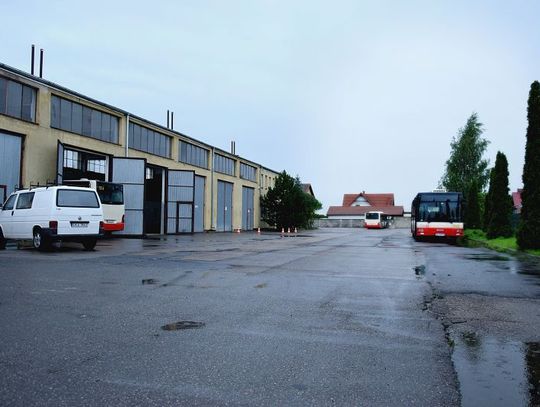 Zajezdnia autobusowa w centrum Suchostrzyg. Mieszkańcy skarżą się