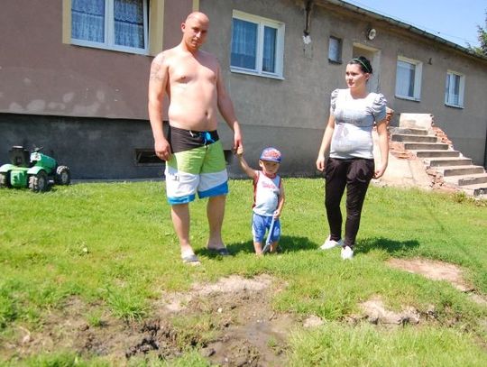 Zalewani przez szlam i ścieki