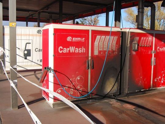  Zamaskowani sprawcy podpalali myjnię