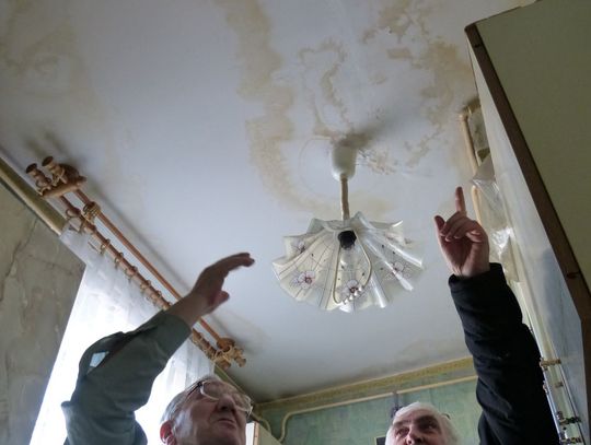 Zapłacili 100 tys. zł, a teraz leje się im na głowę