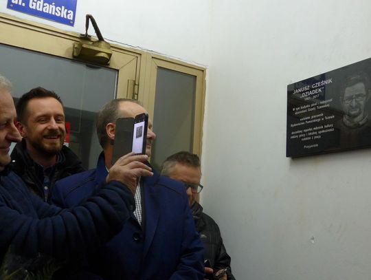 Zasłużony, tczewski dziennikarz uhonorowany pamiątkową tablicą