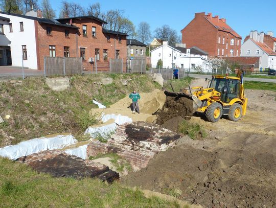 Zasypują ruiny zamku! &quot;Folia&quot; i ziemia wystarczą?